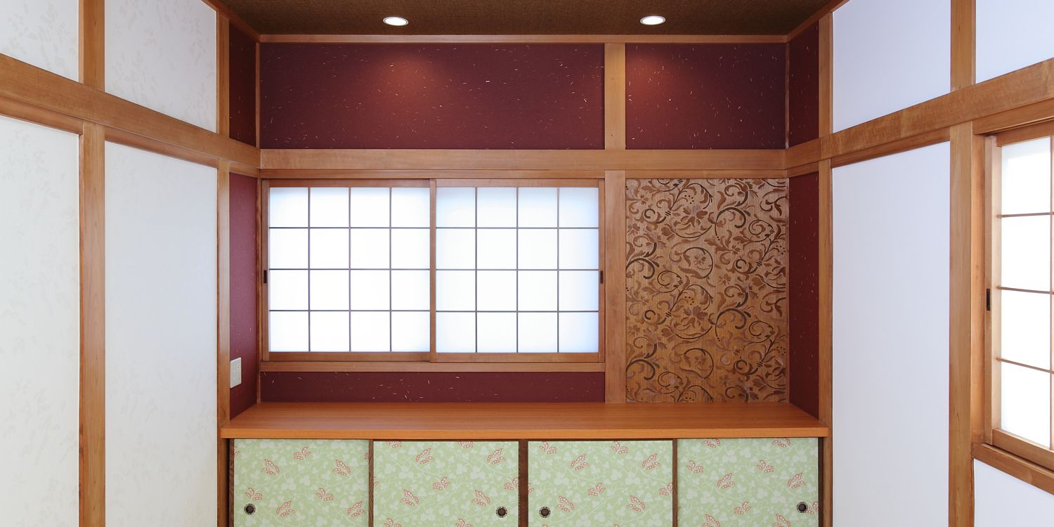 和室を改装：（天然の素材を使った壁紙で貼り分け）