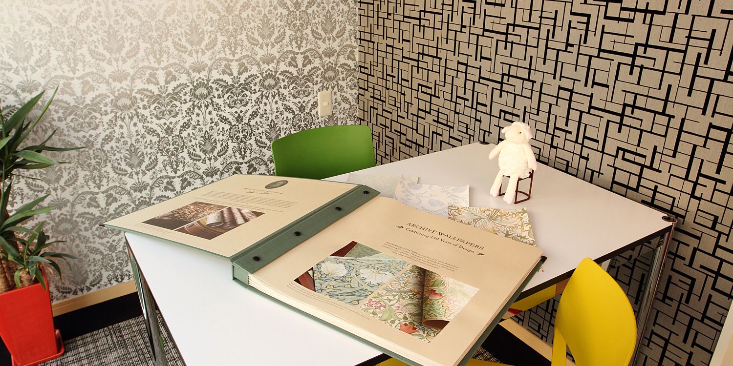 小さくてもインパクトのあるオフィスに（上質でコンテンポラリーな壁紙の貼り分け）